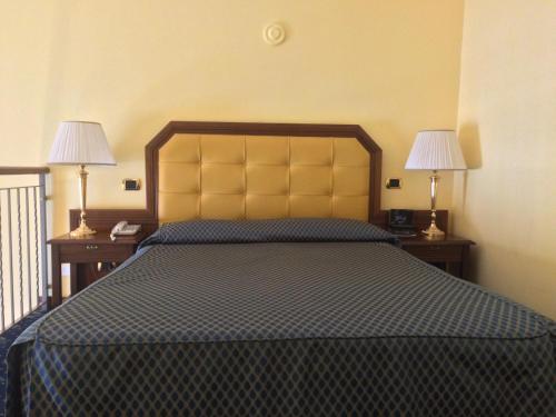 1 queen bed, 1 twin bed