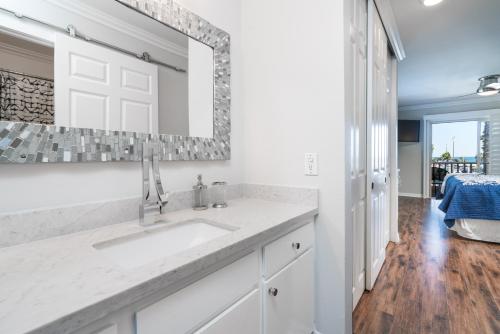 600 E Oceanfront 2B in Newport Beach, USA