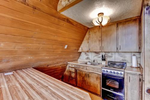 Cozy Antimony Cabin in Private Location with Fire Pit - image 13