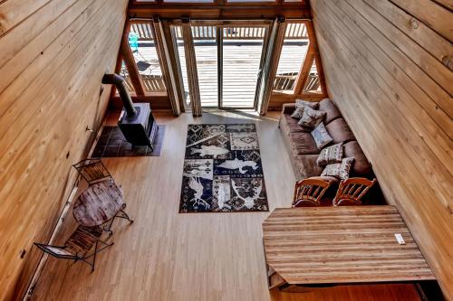 Cozy Antimony Cabin in Private Location with Fire Pit - image 10