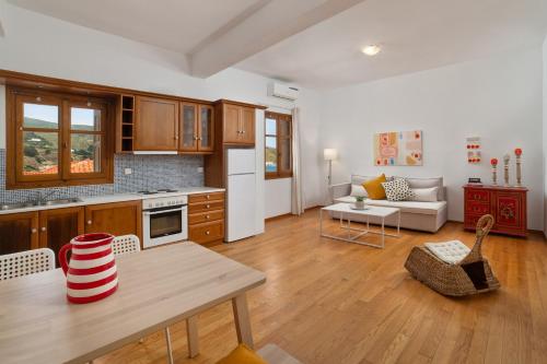 Seaview comfy flat in Andros - walk to beach, Ándros (Foto 7)