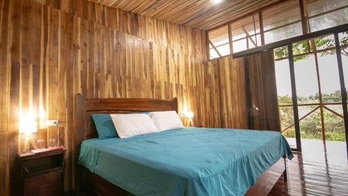 Onca Tours & Treehouses in อเร็นนอล