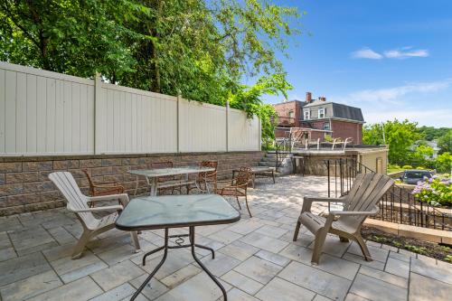 modern 2 bed apt mins to Fenway 5 min to train in Boston, USA
