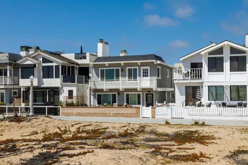 1121 E Balboa Blvd B