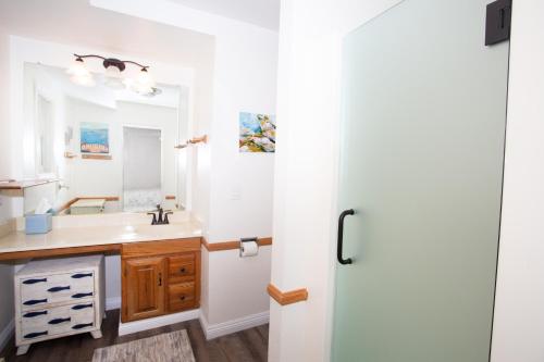 1121 E Balboa Blvd A & B in Newport Beach, USA