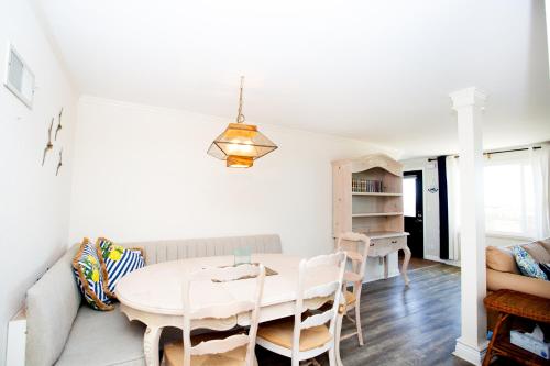 1121 E Balboa Blvd A & B