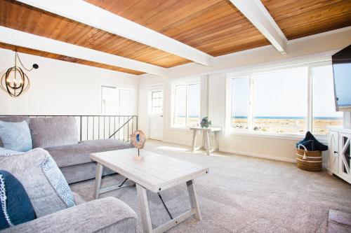 1121 E Balboa Blvd A & B