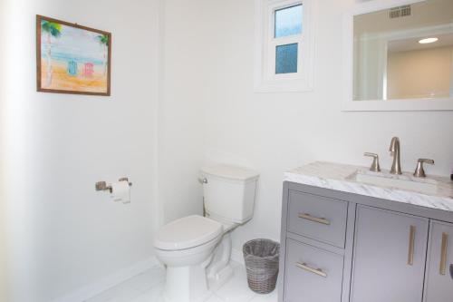 1121 E Balboa Blvd A & B