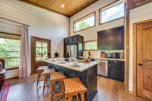 Tree-Lined Broken Bow Studio Cabin with Hot Tub! in Broken Bow, USA