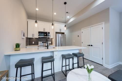 LUX 2BR Apartment in DC with Patio - image 2