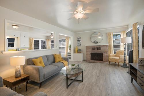 118 Emerald Ave B in Newport Beach, USA