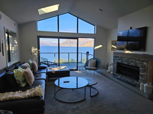 Holiday Home room in Private Retreat - Stunning Lake & Mountain Views