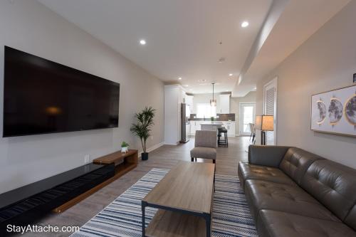 LUX 3BR Apartment in DC with Rooftop - image 5