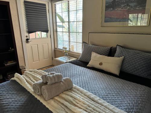 The Monet- One bedroom with a private entrance - shared bathroom in North Las Vegas