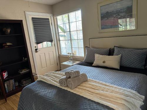 The Monet- One bedroom with a private entrance - shared bathroom in North Las Vegas