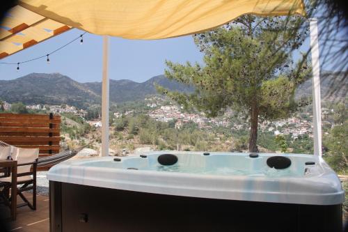 Karstais baseins, Agros Glamping Boutique in Agros