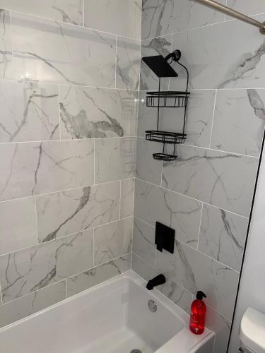 ห้องน้ำ, Spacious 4-Bedroom Retreat in Kankakee, IL in คังกาคี