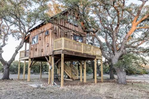Birds Nest, hot tub, pool, views, Willow Sky Ranch in Willow City, USA