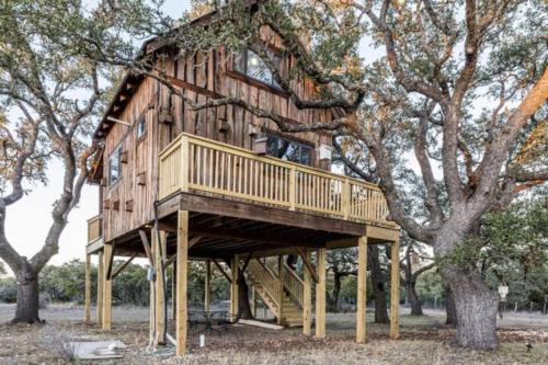 Birds Nest, hot tub, pool, views, Willow Sky Ranch in Willow City, USA
