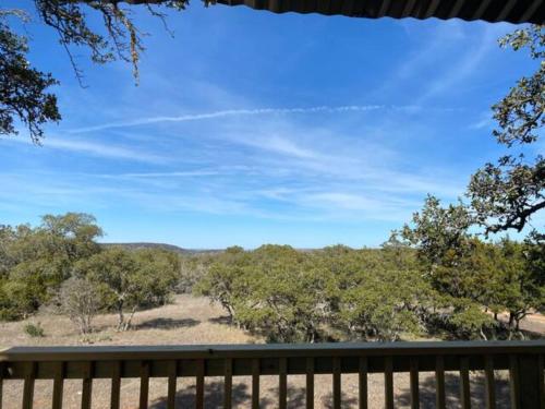 Birds Nest, hot tub, pool, views, Willow Sky Ranch in Willow City, USA