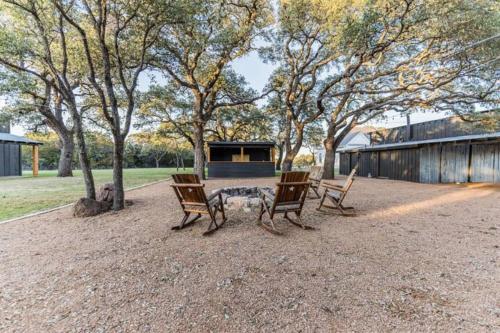 Birds Nest, hot tub, pool, views, Willow Sky Ranch in Willow City, USA