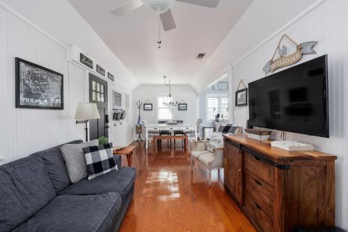 Town Creek Haus - Close to Wineries and Main! in Fredericksburg, USA