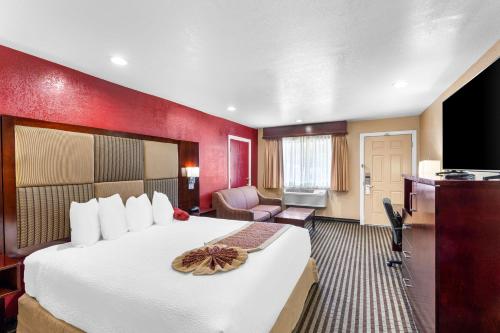 Best Western Plus Yosemite Way Station Room Type - King Room with Roll-in Shower - Disability Access/Non-Smoking
