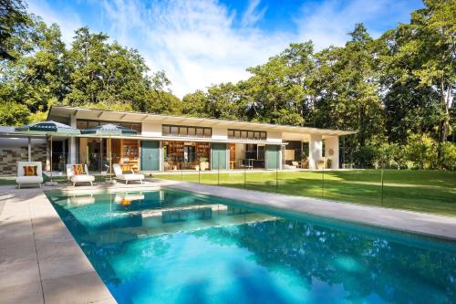 Pine Mountain - luxury rural estate with pool