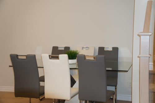 Fully Furnished Room in Serene Environment in Kumberlenda (ON)