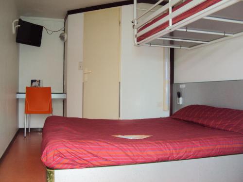 1 double bed, 1 bunk bed