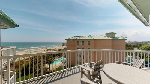 Beachfront Haven 2BR Retreat Litchfield By the Sea in Pawleys Island, USA