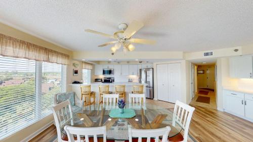 Beachfront Haven 2BR Retreat Litchfield By the Sea in Pawleys Island, USA