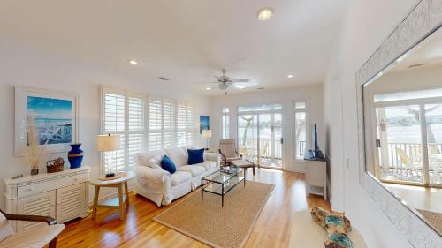 Lakeview Villa Oasis Spacious 3BR 3BA Retreat in Pawleys Island, USA