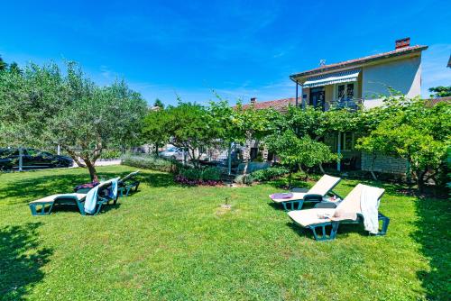 Apartments with a parking space Fazana - 18334 Fažana 