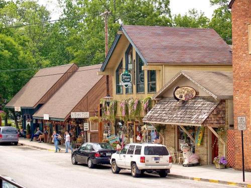 Fire And Rainfall Rooms in Nashville, USA