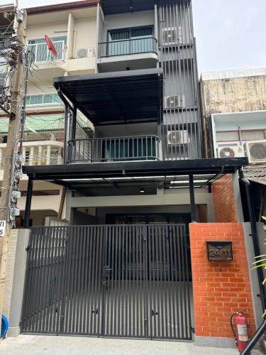 Entire House 4 Beds 4 Baths BTS Ekkamai - image 12