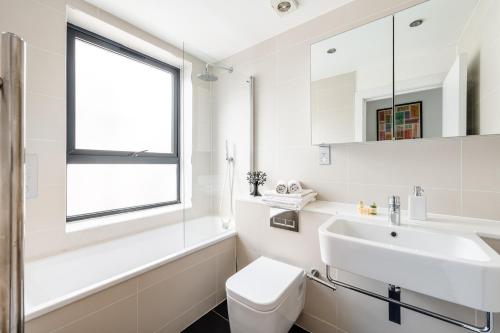 Chic 1 bed apartment Kings Cross Farringdon 4 guests - image 4