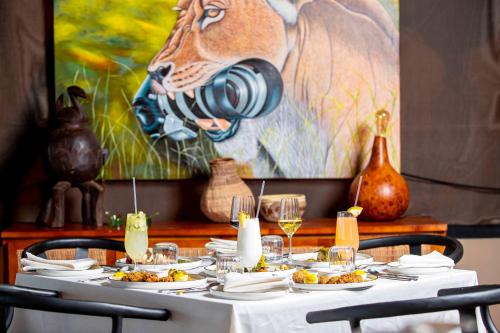 Ресторан, Escarpment Serengeti Luxury Camp in Серенгеті