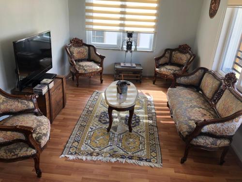 One-Bedroom Apartment image 6