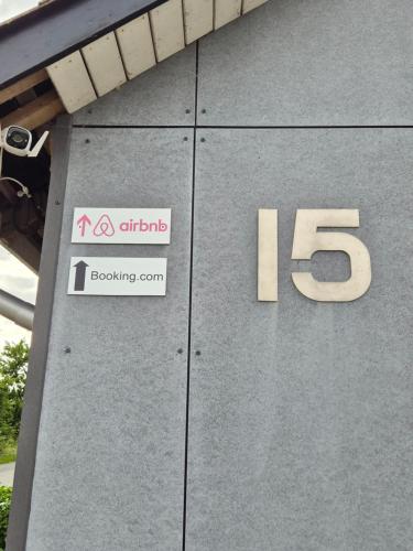  Værelse, tv-stue og spiserum uden vand, ikke køkken, på første sal , eget badeværelse i stueetagen in Kværndrup