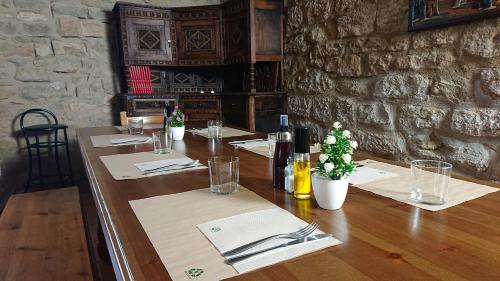 Restaurant, Albergue Sansol - El oasis del camino francés - Exclusivo para peregrinos (Albergue Sansol - El oasis del camino frances - Exclusivo para peregrinos) in Torres Del Rio