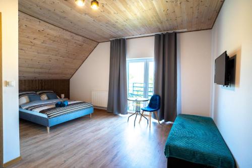 1 double bed, 1 twin bed