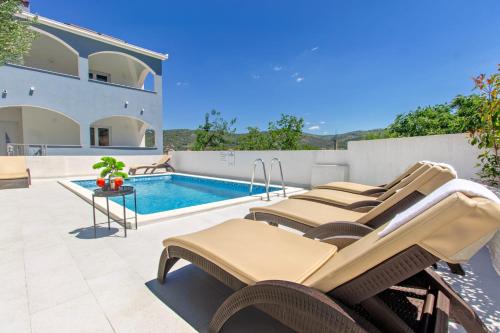 2 bedrooms, 3 beds