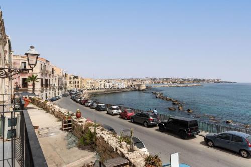 Fronte Mare Apartments & City Views 1