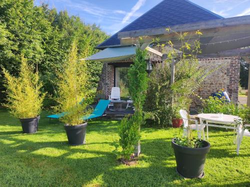 Градина, Charmante Maison à Fort-Moville avec Terrasse Privée (Charmante Maison a Fort-Moville avec Terrasse Privee) in Fort-Moville
