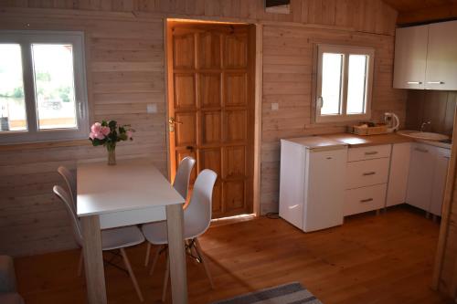 Domki nad stawem in Paprotki