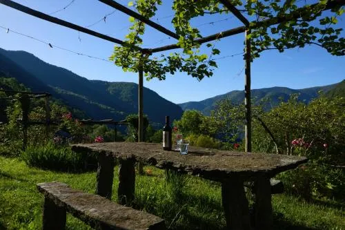 Wild Valley Garden Paradise in Valle Onsernone in Auressio, Schweiz