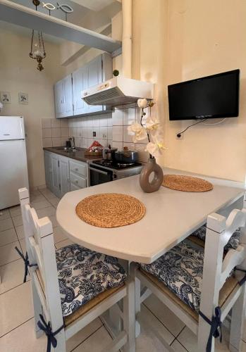 virtuve, Margianou Seaview Apartments 1 & 2 in Kalamos (Argalasti)