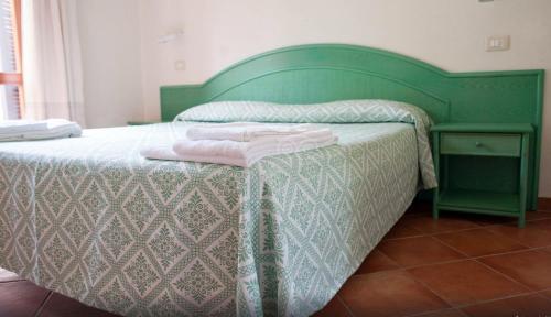 2 queen beds, 1 bunk bed, 1 sofa bed