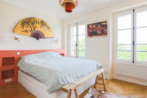 Beautiful villa view on garden and Paris Eiffel tower near transport Paris in Meudon